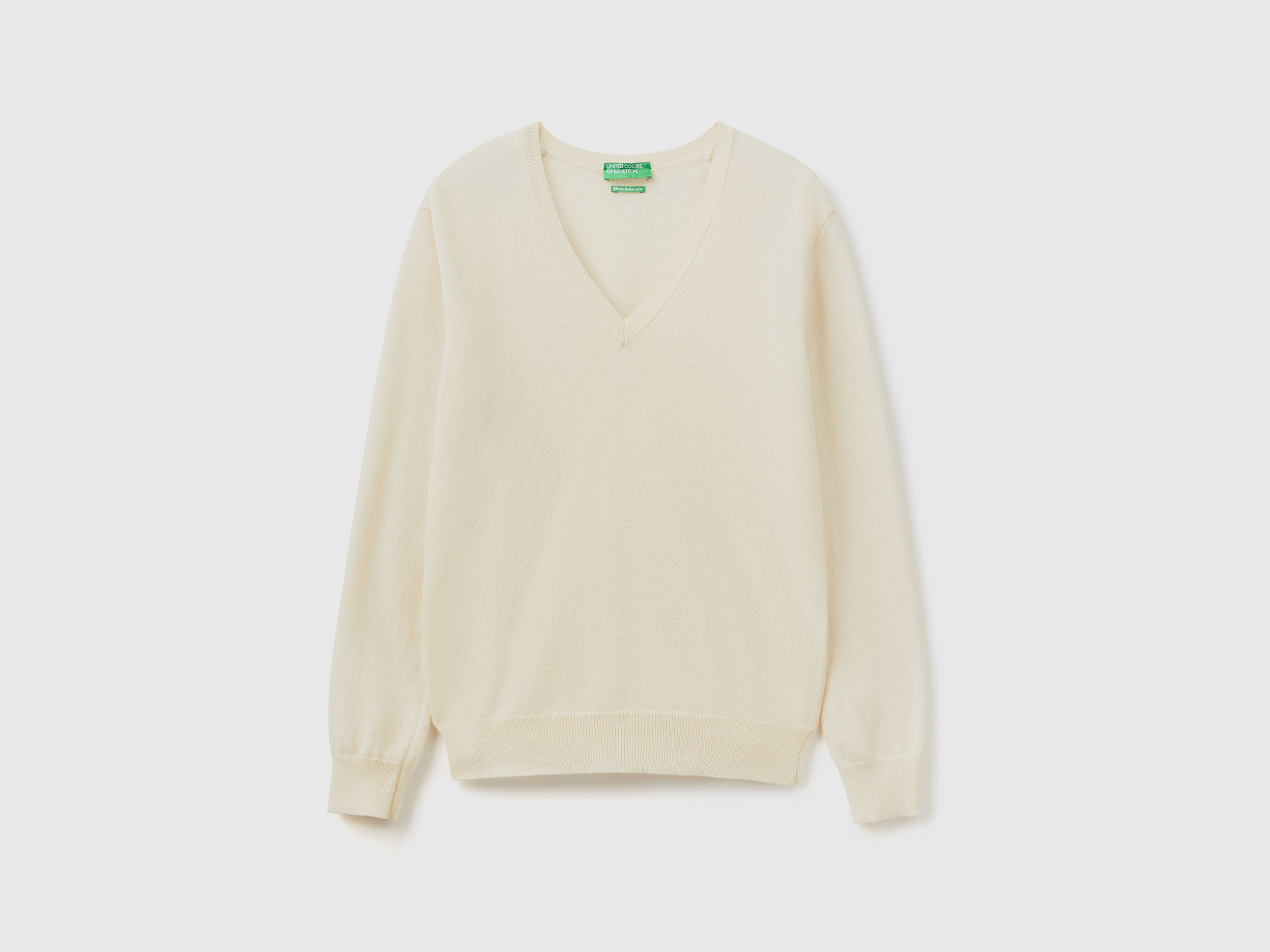 Pull beige avec col en V en pure laine M rinos Cr me Benetton