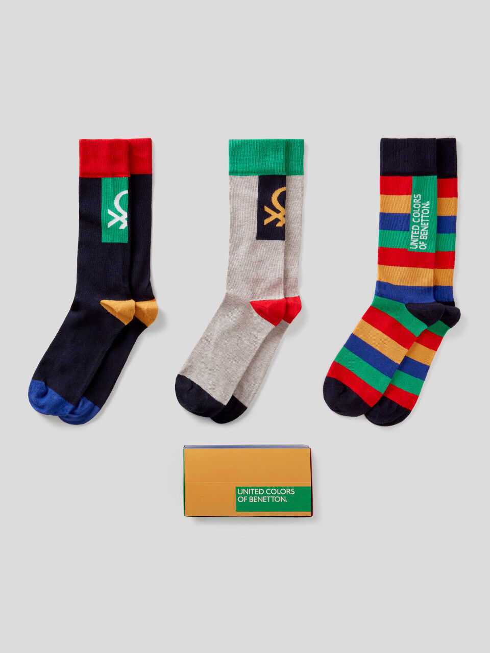 Coffret cadeau avec trois paires de chaussettes à logo