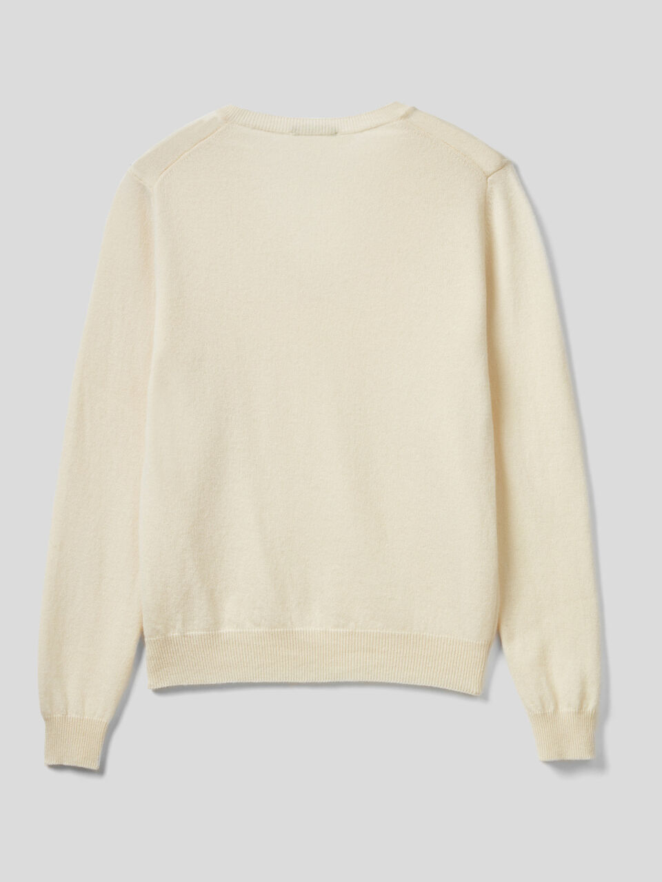 Pull avec col en V en pure laine vierge image number 2
