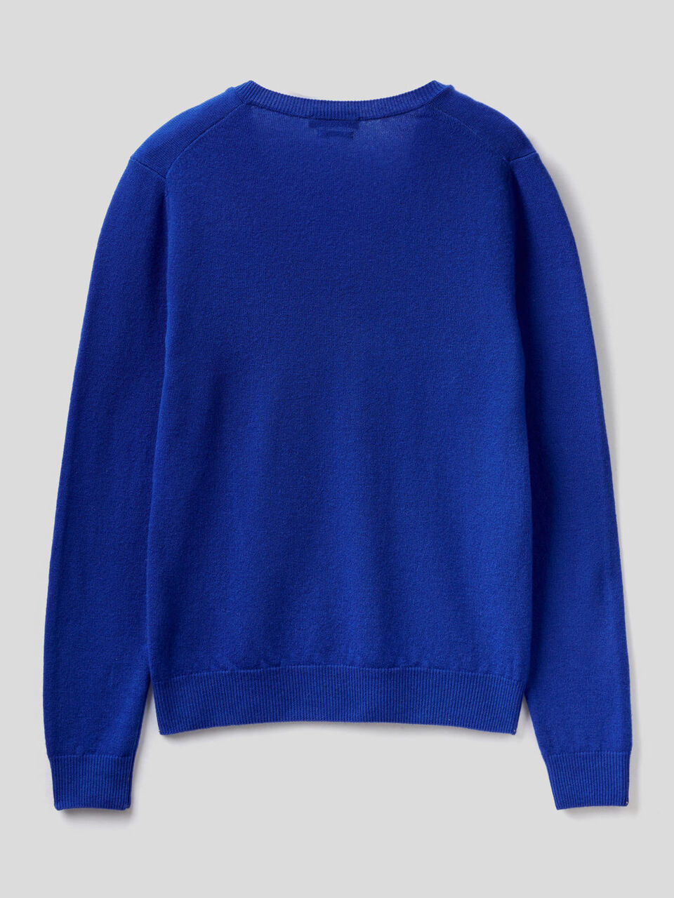 Pull avec col en V en pure laine vierge image number 2