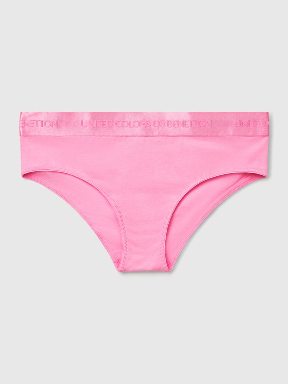 Trois paires de chaussettes avec logos